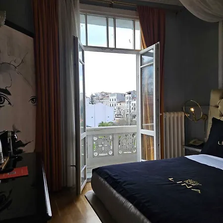 Lina Taksim Pera