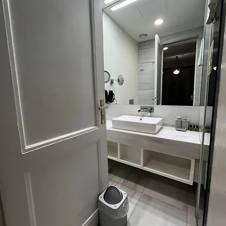 Lina Taksim Pera Hotel 3*