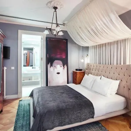 Lina Taksim Pera Former Walton İstanbul